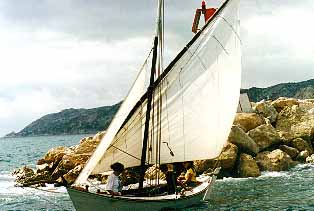 Une voile latine, photographiée par Didier Daubol